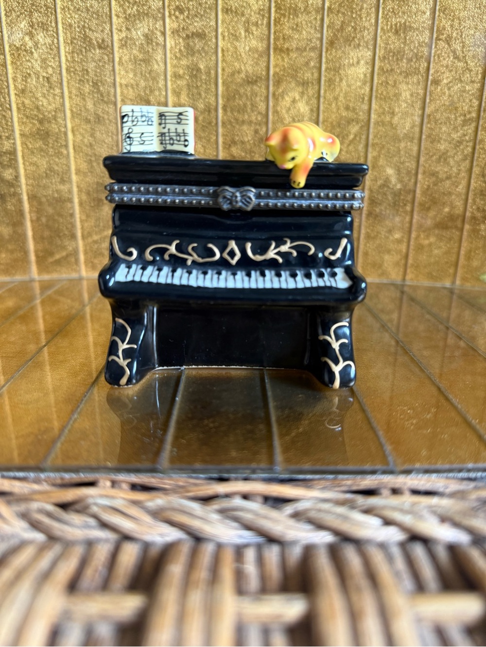 VTG porcelain cat on a high top, piano trinket box